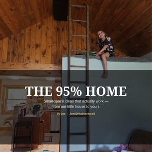 Peut inclure: Un guide numérique intitulé THE 95% HOME: Small-space ideas that actually work — from our little house to yours by Joe JoesDIYadventureS, montrant une grande échelle en bois contre un mur menant à une mezzanine avec des plafonds lambrissés.