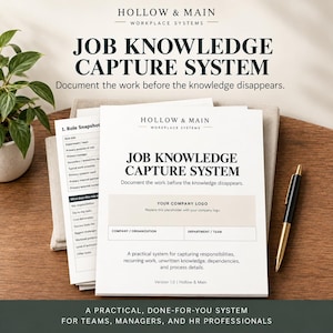Op de afbeelding: Een geprint Job Knowledge Capture System document van Hollow & Main Workplace Systems. Het witte papier bevat zwarte tekst, een tijdelijke aanduiding voor een bedrijfslogo en secties voor bedrijfs-, afdelings- en teamgegevens, vergezeld van een pen.