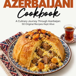 Puede incluir: Un libro de cocina titulado AZERBAIJANI Cookbook: A Culinary Journey Through Azerbaijan: 50 Original Recipes Kept Alive, que muestra un gran plato de arroz dorado y crujiente con carne, albaricoques secos y pasas en un plato estampado con té.