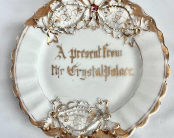 Plato de recuerdo antiguo de porcelana alemana Crystal Palace, con decoración floral dorada (circa 1900).