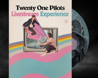Op de afbeelding: Een rechthoekige poster voor de Twenty One Pilots Livestream Experience. Het ontwerp toont een vintage televisie met twee figuren, één die eruit springt en één die knielt, tegen een achtergrond van golvende regenboogstrepen in roze en blauw.