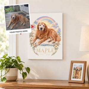 Könnte beinhalten: Eine rechteckige Wandleinwand mit einem Golden Retriever, der auf Wolken unter einem Regenbogen ruht. Der Text lautet In Loving Memory MAPLE 2012-2025. Ein kleines Foto zeigt einen Hund auf einer Holzterrasse mit dem Text YOUR PHOTO HERE.