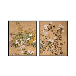 Può includere: Due stampe artistiche floreali incorniciate. L'opera presenta uno sfondo beige con illustrazioni dettagliate di fiori bianchi e gialli, fogliame verde ed erbe alte. Le cornici sono nere.