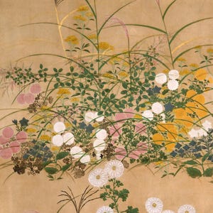 Pode incluir: Uma pintura detalhada de v&aacute;rias flores e gram&iacute;neas em tons de branco, amarelo, rosa e azul sobre um fundo bege. A obra apresenta cris&acirc;ntemos, gram&iacute;neas altas e outros elementos florais.