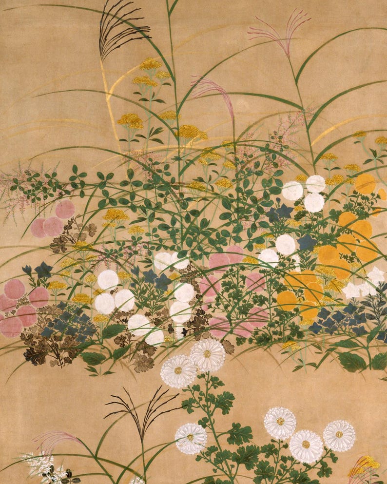 Pode incluir: Uma pintura detalhada de v&aacute;rias flores e gram&iacute;neas em tons de branco, amarelo, rosa e azul sobre um fundo bege. A obra apresenta cris&acirc;ntemos, gram&iacute;neas altas e outros elementos florais.