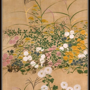 Pode incluir: Uma pintura japonesa antiga com um campo de flores silvestres e ervas. A obra apresenta flores brancas, amarelas e rosa em meio &agrave; folhagem verde, contra um fundo bege. A pintura &eacute; emoldurada por uma borda marrom escuro.
