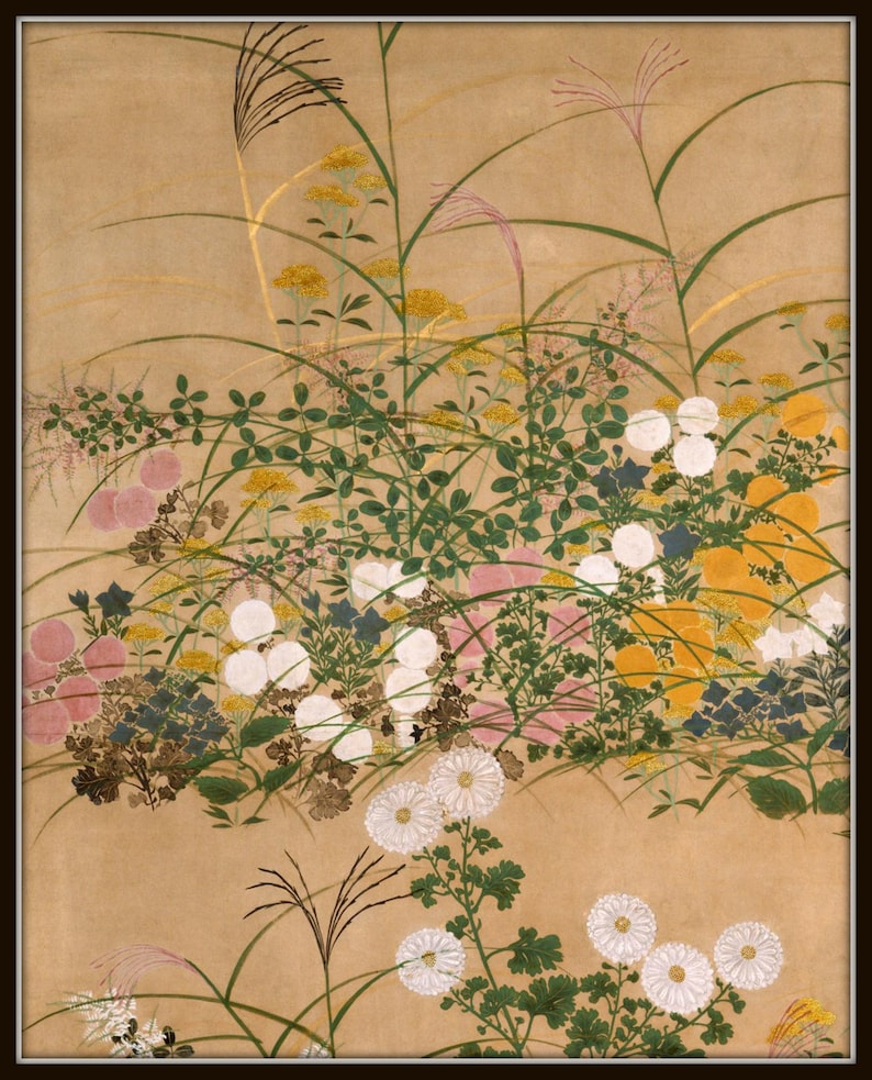 Pode incluir: Uma pintura japonesa antiga com um campo de flores silvestres e ervas. A obra apresenta flores brancas, amarelas e rosa em meio &agrave; folhagem verde, contra um fundo bege. A pintura &eacute; emoldurada por uma borda marrom escuro.
