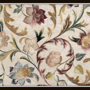 Op de afbeelding: Detail van een bloemenborduurpatroon. Het ontwerp toont bloemen en bladeren in cr&egrave;me, bordeaux, goud en groen. Het patroon is geplaatst tegen een neutrale achtergrond, met een donkere rand. De stijl suggereert een vintage of antiek textiel.