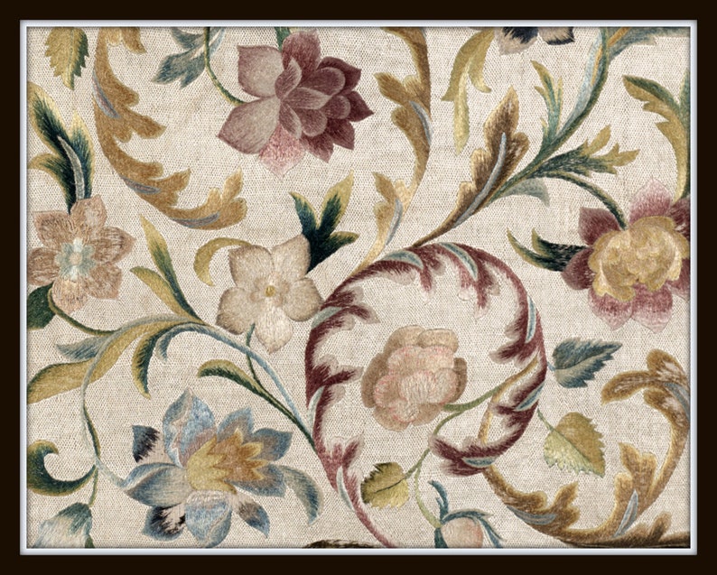 Op de afbeelding: Detail van een bloemenborduurpatroon. Het ontwerp toont bloemen en bladeren in cr&egrave;me, bordeaux, goud en groen. Het patroon is geplaatst tegen een neutrale achtergrond, met een donkere rand. De stijl suggereert een vintage of antiek textiel.