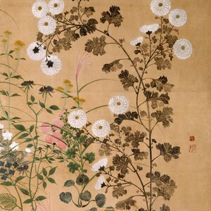 Pode incluir: Uma ilustra&ccedil;&atilde;o bot&acirc;nica art&iacute;stica com flores de cris&acirc;ntemo brancas com centros escuros e folhagem marrom. A obra de arte inclui v&aacute;rias outras plantas e flores em tons de verde, amarelo e rosa sobre um fundo bege.