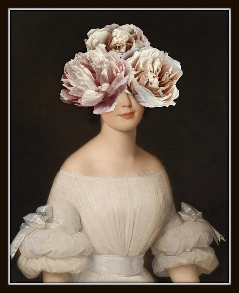 Puede incluir: Una mujer con un vestido blanco con grandes flores rosas y blancas que le cubren los ojos.