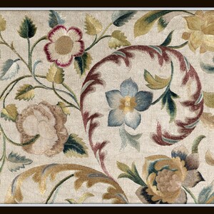 Op de afbeelding: Detailopname van een geborduurd bloemenpatroon met bloemen en bladeren in beige, bruin, groen en blauw. De borduursels zijn gedetailleerd, met zichtbare steken en texturen, wat een vintage uitstraling cre&euml;ert. De achtergrond is beige.