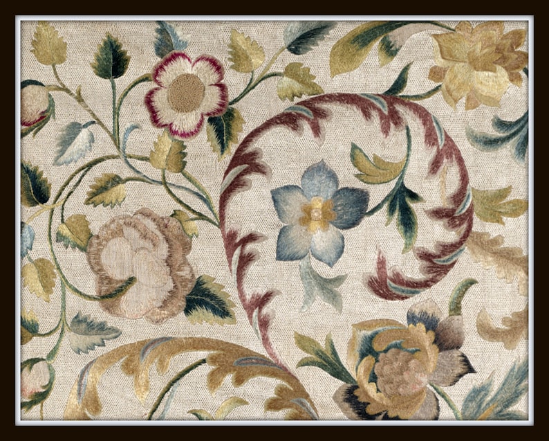 Op de afbeelding: Detailopname van een geborduurd bloemenpatroon met bloemen en bladeren in beige, bruin, groen en blauw. De borduursels zijn gedetailleerd, met zichtbare steken en texturen, wat een vintage uitstraling cre&euml;ert. De achtergrond is beige.