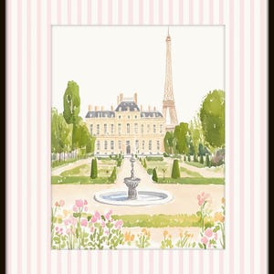 Puede incluir: Una pintura de acuarela de una escena parisina con una fuente en primer plano, un gran edificio en el fondo y la Torre Eiffel en la distancia. La pintura est&aacute; enmarcada con un borde de rayas rosas y blancas.