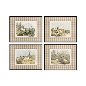 Può includere: Set di quattro stampe incorniciate raffiguranti scene di caccia con cani e cacciatori. Ogni stampa presenta un'illustrazione dettagliata all'interno di un bordo a scacchi marrone e bianco e una cornice nera. L'opera raffigura cani in varie pose.