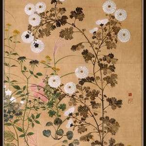 Pode incluir: Uma pintura floral japonesa antiga com flores de cris&acirc;ntemo brancas e v&aacute;rias outras plantas. A obra de arte apresenta pinceladas detalhadas e uma paleta de cores suaves de bege, castanho e verde, com um toque de rosa. A pintura &eacute; emoldurada em uma borda marrom escura.