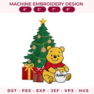 Può includere: Disegno per ricamo a macchina con un orso giallo che indossa una maglietta rossa, che tiene in mano un vasetto di miele bianco con la scritta 'HUNNY'. Accanto all'orso c'è un albero di Natale verde con decorazioni dorate e due regali.