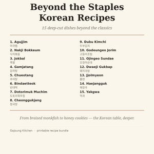 Pode incluir: Um pacote de receitas imprimível intitulado Beyond the Staples Korean Recipes da Gajoung Kitchen. O documento lista 15 pratos, incluindo Agujjim, Nakji Bokkeum, Jokbal, Gamjatang, Chueotang, Bindaetteok, Dotorimuk Muchim, Cheonggukjang e Dubu Kimchi.