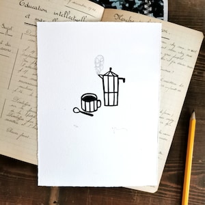 Könnte beinhalten: Schwarz-Weiß-Illustration eines Kaffee-Sets: Tasse, Löffel und Espressokocher mit aufsteigendem Dampf. Das Kunstwerk befindet sich auf weißem Papier, vor dem Hintergrund alter Dokumente.