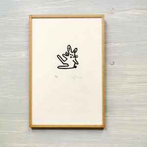 Incisione di coniglio, pagliaccio, piedi grandi, stampa su carta per decorazione murale, linoleografia, illustrazione, nero, incisione Sandrine Péron