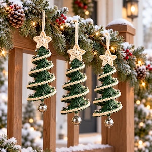 Könnte beinhalten: Drei hängende Weihnachtsbaumschmuckstücke aus dunkelgrünem Garn in Spiralform. Jedes Ornament hat einen cremefarbenen gehäkelten Stern an der Spitze, eine cremefarbene Spiralborte, kleine silberne Perlen an den Rändern und eine silberne Glocke.