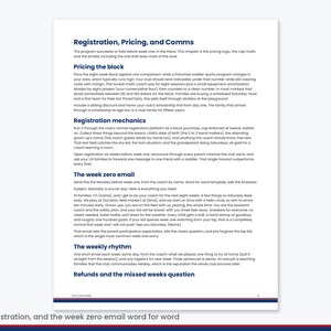 Pu&ograve; includere: Una pagina di documento bianca con testo blu scuro intitolata Registration, Pricing, and Comms. Il contenuto delinea strategie aziendali per un programma sportivo per bambini piccoli, inclusi prezzi, meccaniche di registrazione ed e-mail.