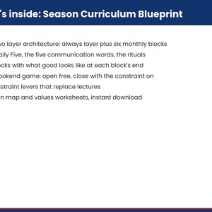 K&ouml;nnte beinhalten: Ein wei&szlig;es Informationsdokument mit dem Titel What's inside: Season Curriculum Blueprint. Es listet sechs Aufz&auml;hlungspunkte mit roten H&auml;kchen-Symbolen auf, die Lehrplankomponenten wie die zweischichtige Architektur, Daily Five und 16 Hebel beschreiben.