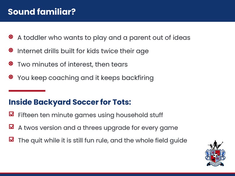 Pu&ograve; includere: Un grafico informativo bianco con testo blu scuro intitolato Sound familiar? che elenca le comuni sfide genitoriali con l'allenamento di calcio. Include una sezione intitolata Inside Backyard Soccer for Tots che descrive quindici giochi da dieci minuti, varianti e una guida al campo, con un piccolo logo a stemma nell'angolo in basso a destra.