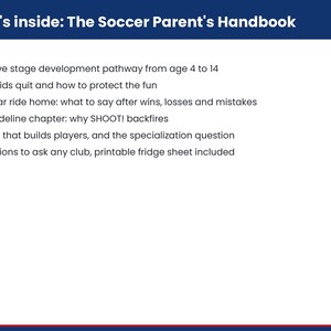 Puede incluir: Un gr&aacute;fico informativo blanco titulado What's inside: The Soccer Parent's Handbook con una lista de seis puntos marcados con marcas de verificaci&oacute;n rojas que detallan temas como la trayectoria de desarrollo de cinco etapas y preguntas a clubes.