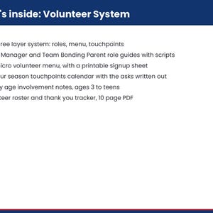 Pu&ograve; includere: Un documento informativo bianco intitolato What's inside: Volunteer System con un'intestazione blu scuro. Elenca sei punti con segni di spunta rossi che descrivono un sistema a tre livelli, guide ai ruoli, un menu di micro-volontariato, un calendario delle quattro stagioni, note per et&agrave; e un PDF di 10 pagine per il registro dei volontari e i ringraziamenti.