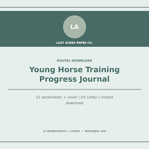 Może przedstawiać: Cyfrowy plik do pobrania zatytułowany Young Horse Training Progress Journal od Lazy Acres Paper Co. Dokument posiada ciemnozielony nagłówek z okrągłym logo LA oraz tekst opisujący 12 arkuszy ćwiczeń i okładkę.
