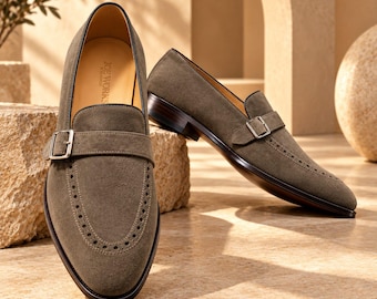 Taupe suède herenmoonschoenen, handgemaakte leren geklede schoenen, luxe instapschoenen met gesp, elegante trouw- en zakelijke schoenen.