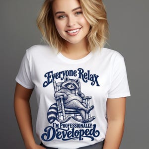 Iedereen, relax! Ik ben professioneel ontwikkeld. Grappig T-shirt met wasbeer, cadeau voor softwareontwikkelaars, humoristisch T-shirt voor programmeurs.