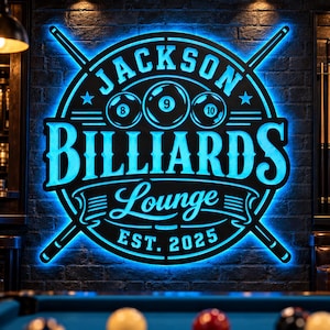Può includere: Un'insegna da parete circolare con retroilluminazione a LED blu brillante che riporta il testo JACKSON BILLIARDS Lounge EST. 2025. Il design include due stecche da biliardo incrociate e tre palle da biliardo numerate 8, 9 e 10 in una cornice nera.