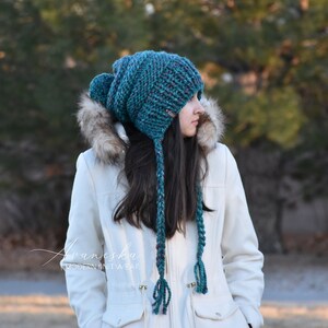 Woman's Slouchy Bonnet Style Hat With Pom Pom