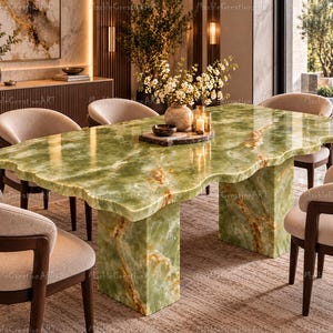 Puede incluir: Una mesa de comedor rectangular con una superficie de ónix verde pulido con vetas naturales blancas y ámbar y un borde orgánico ondulado. La mesa está sostenida por dos bases de pedestal gruesas de ónix verde a juego.