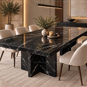 Peut inclure: Une table à manger rectangulaire dotée d'un plateau en marbre noir poli avec des veines blanches et d'une base en croix robuste. La table est entourée de six chaises rembourrées en tissu beige clair avec des pieds en bois foncé.