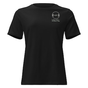 以下が含まれることがあります： 左胸上部に白い円形のグラフィックが施された黒の半袖Tシャツ。グラフィックにはコードブラケットの記号と、「I copy, I paste — therefore I Vibe」というテキストが、すっきりとした白いサンセリフフォントでプリントされています。