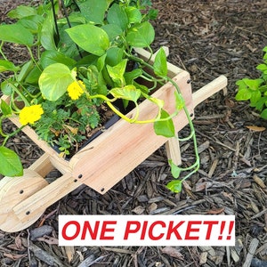 Ein Zaunpfahl, Schubkarren-Blumentopf, Garten-Pflanzkasten, Blumenkasten-Pläne, Blumenbeet, kleiner dekorativer niedlicher Übertopf. DIY Projekt
