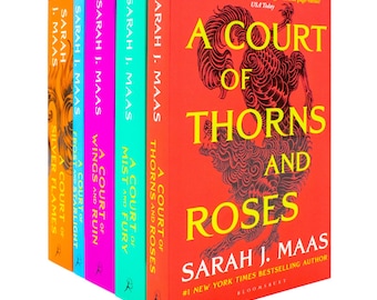 Può includere: Un set di cinque libri di Sarah J. Maas che include A Court of Thorns and Roses con copertina rossa e testo giallo. I dorsi sono arancioni, blu, rosa, turchesi e rossi, riportando il nome dell'autrice e il titolo del libro.