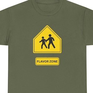 T-Shirt mit Straßenschild „Flavor Zone“ | Leuchtend gelb für Feinschmecker | Weihnachtsgeschenk für Naschkatzen