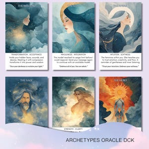 Könnte beinhalten: Ein Set aus sechs rechteckigen Orakelkarten mit ätherischen Illustrationen von Figuren in Blau-, Gold- und Orangetönen. Jede Karte zeigt einen Titel, einen beschreibenden Text und ein Zitat. Die Karten sind in zwei Reihen zu je drei angeordnet, mit dem Text 'ARCHETYPES ORACLE DECK' am unteren Rand.