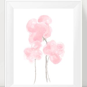 Pu&ograve; includere: Un dipinto ad acquerello di fiori rosa con steli grigi su uno sfondo bianco.