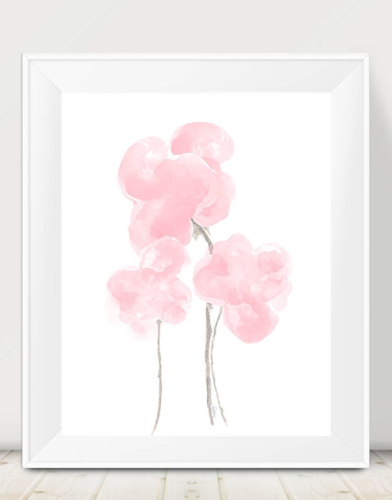 Pu&ograve; includere: Un dipinto ad acquerello di fiori rosa con steli grigi su uno sfondo bianco.