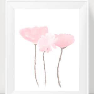 Pu&ograve; includere: Un dipinto ad acquerello di tre fiori rosa con steli marroni su uno sfondo bianco.