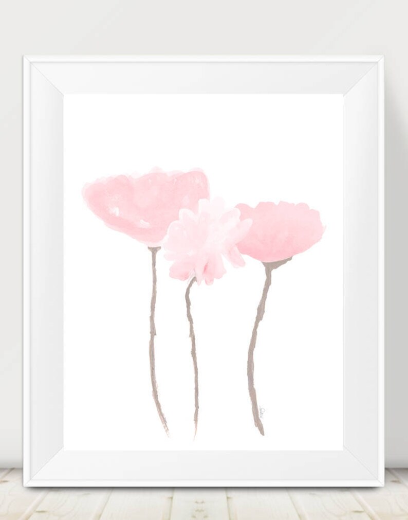 Pu&ograve; includere: Un dipinto ad acquerello di tre fiori rosa con steli marroni su uno sfondo bianco.