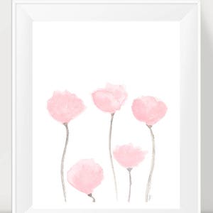 Pu&ograve; includere: Un dipinto ad acquerello di cinque fiori rosa con steli grigi su uno sfondo bianco.