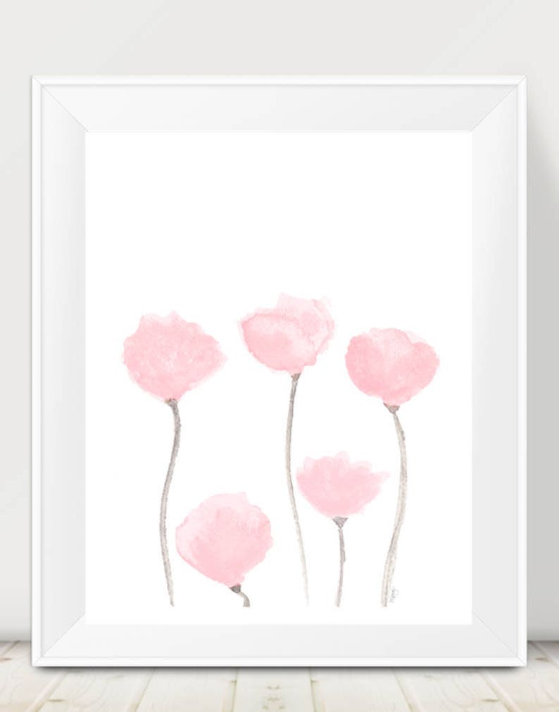 Pu&ograve; includere: Un dipinto ad acquerello di cinque fiori rosa con steli grigi su uno sfondo bianco.