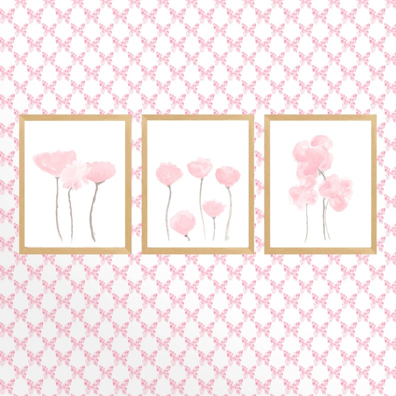 Pu&ograve; includere: Tre dipinti ad acquerello incorniciati di fiori rosa con steli grigi. I dipinti sono su uno sfondo di motivo a farfalla rosa.
