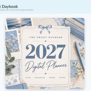 以下が含まれることがあります： スカイブルーのカラーパレットを使用した「The Sweet Daybook」というタイトルの2027年デジタルプランナー。表紙には青いリボンの結び目がある中央の紙の切り抜きがあり、海の波、白い花、青いペンの写真で囲まれています。